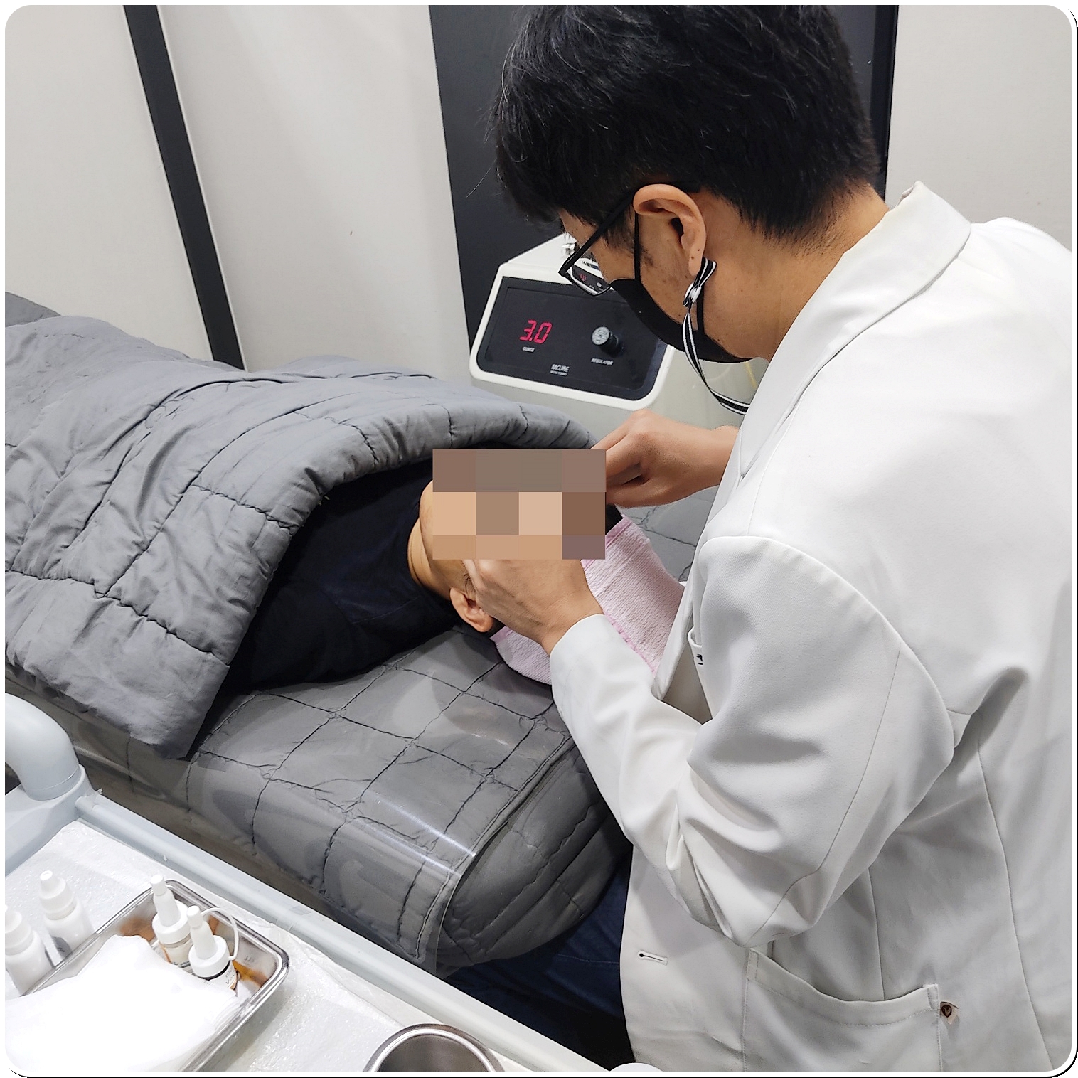 일산여드름흉터 한의원 원장이 시술 장비를 활용해 환자 얼굴 부위에 새살침 시술을 진행하는 모습