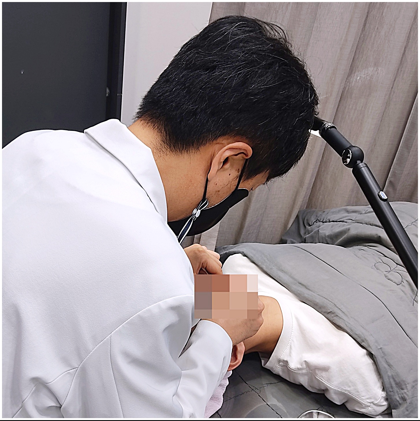 일산여드름치료 후한의원 일산점 원장이 직접 여드름 압출을 진행하는 모습