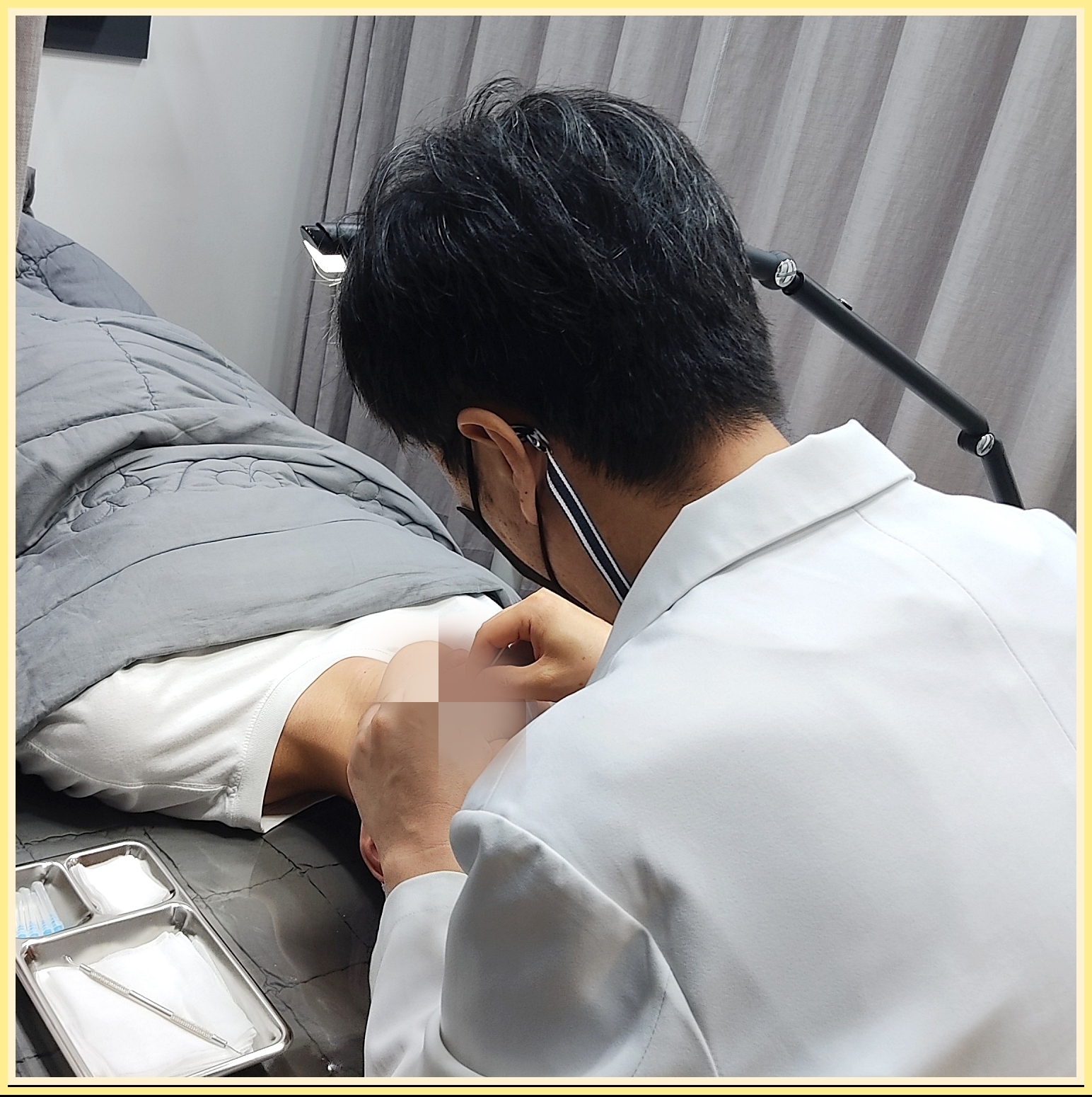 후한의원 송영호 원장님 환자 얼굴을 보는 사진